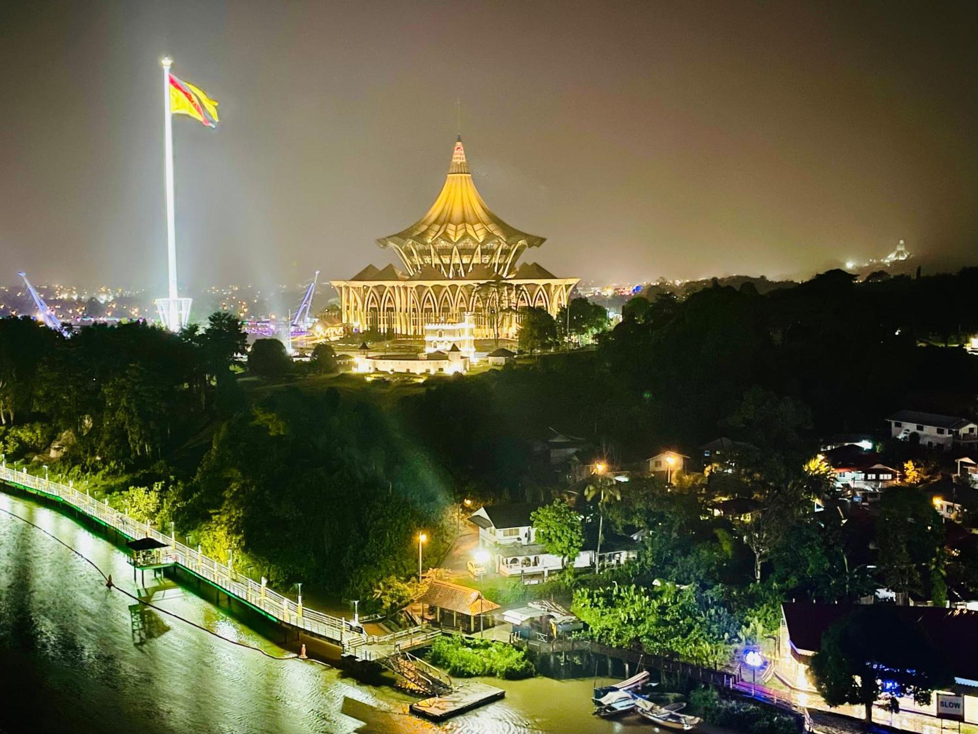 Kuching City Center Riverbank Suites With Marvelous River View Buitenkant foto